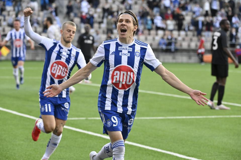 Riku Riski tuulettaa maalia Neftchi Bakun verkkoon.