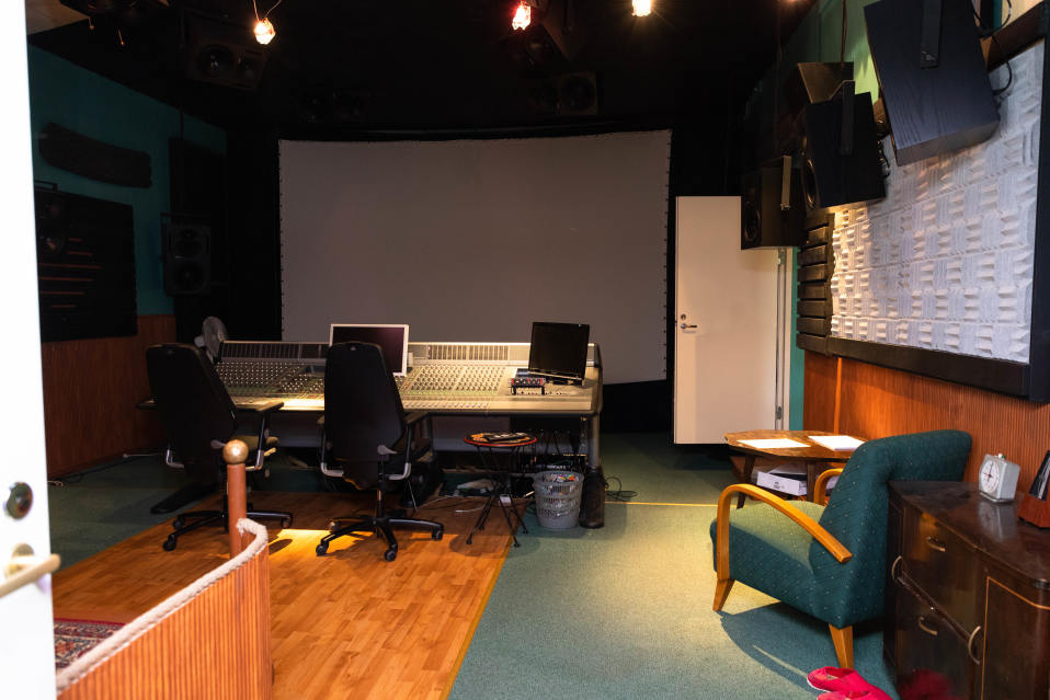 Kalevalastudion tilat sijaitsevat entisessä Kino Maunulassa Helsingissä.