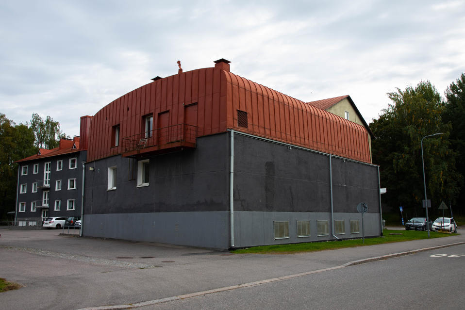 Korttelikino Kino Maunulan tilat ovat yhä jäljellä Metsäpurontiellä Helsingissä.