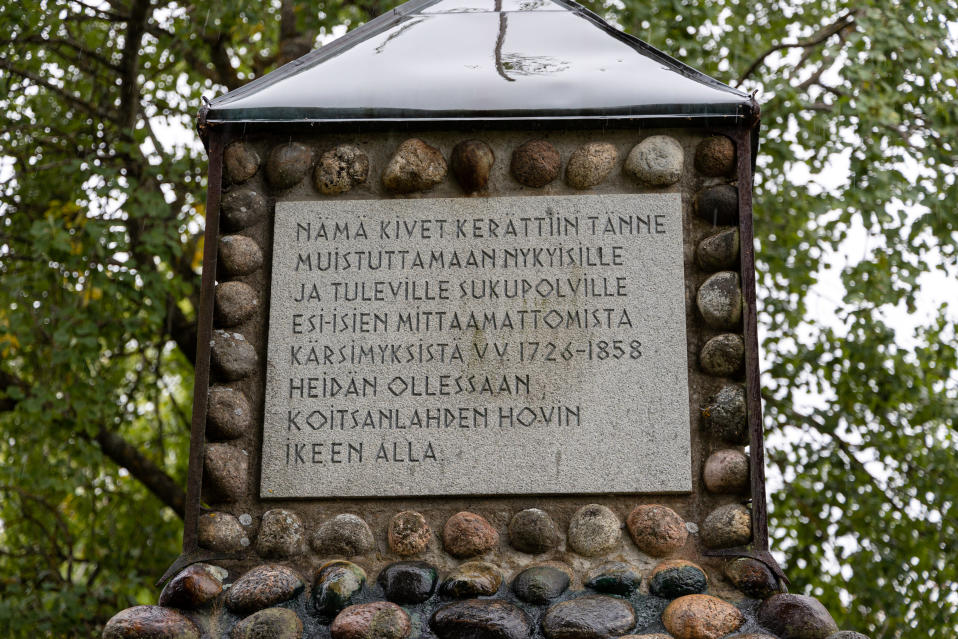 Koitsanlahden hovin pihalla Parikkalassa muistomerkki: