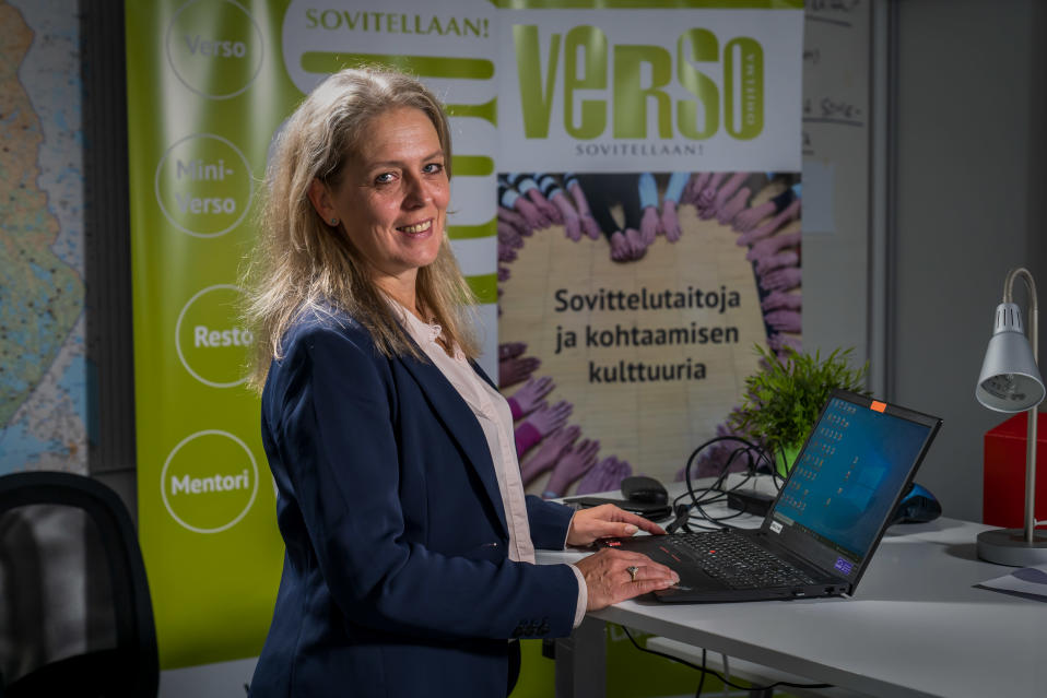 Naapuruussovittelun keskuksen päällikkö Pia Slögs katsoo kameraan