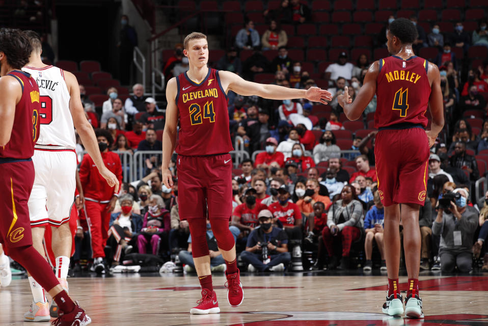 Lauri Markkanen uuden seuransa Clevelandin paidassa ensimmäistä kertaa virallisessa harjoitusottelussa.