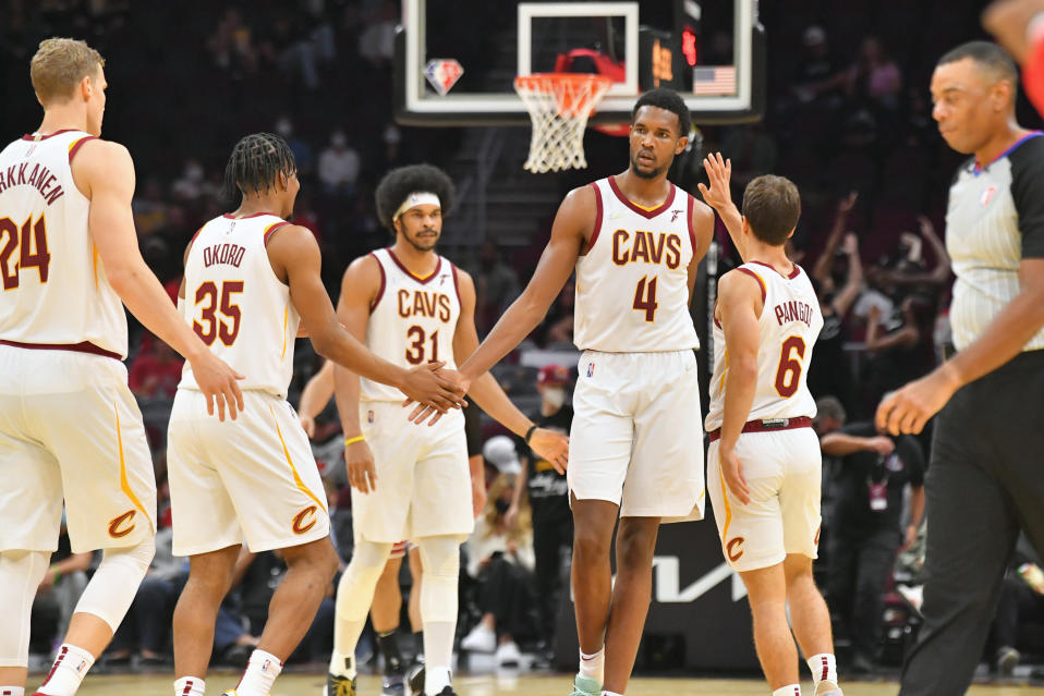 Clevelandin Lauri Markkanen, Isaac Okoro, Jarrett Allen, Evan Mobley ja Kevin Pangos kuvassa