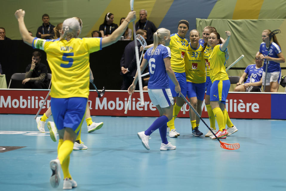Ruotsi juhlii maalia Suomea vastaan.