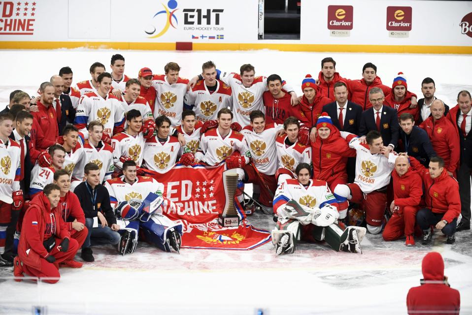 Venäjän U20-maajoukkueen pelaajista koostuva ryhmä juhli viime vuonna Karjala-turnauksen voittoa.