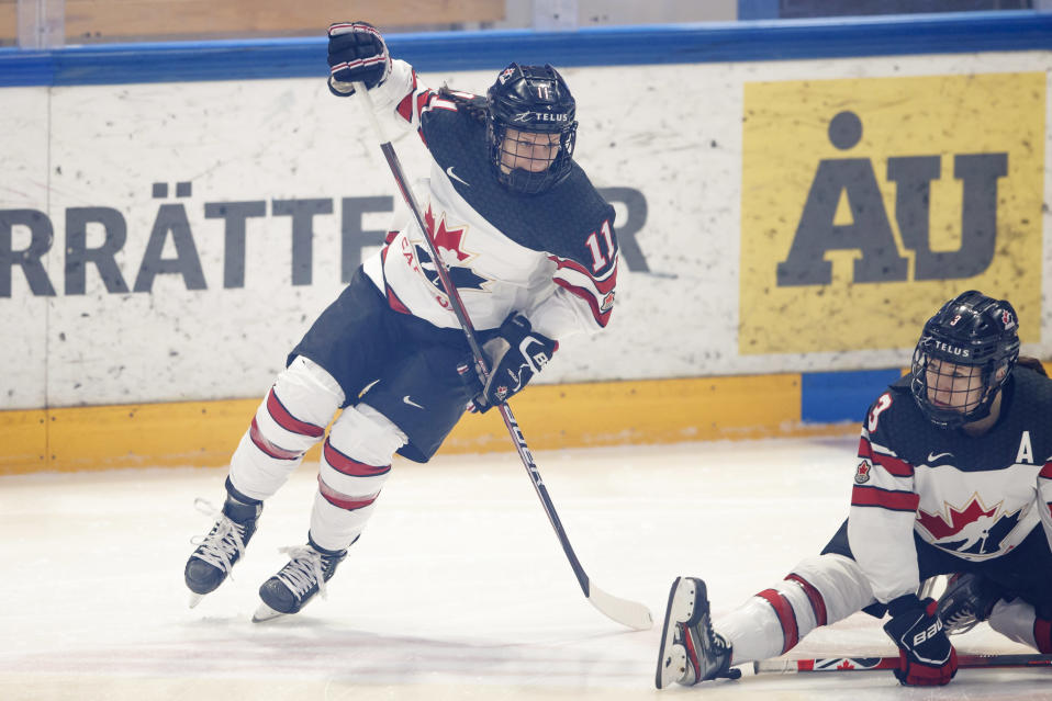 Kanadan pelaajat Jillian Saulnier ja Jocelyne Larocque alkuverryttelyssä.