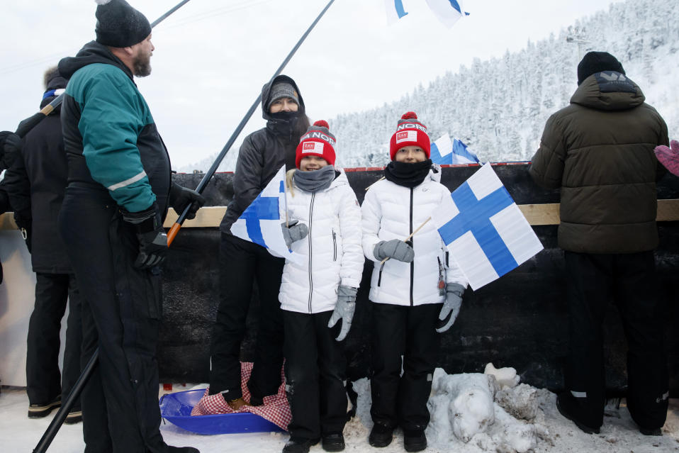 Maija Klaavuniemi tyttäriensä Iisan ja Elman kanssa Rukan katsomossa.
