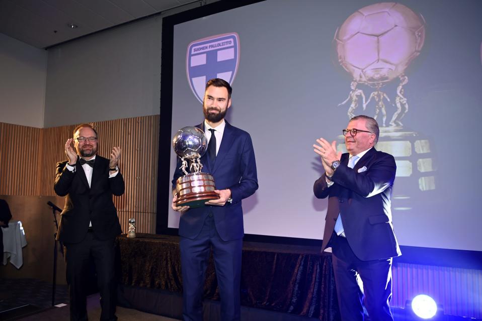 Tim Sparv tar emot Captains Ball.