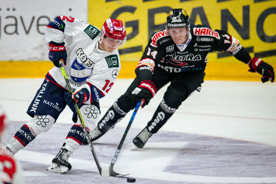 JYPin Samuel Helenius (oik.) riistämässä kiekkoa HIFK:n Jere Innalalta SM-liigan ottelussa 10.09.2021.