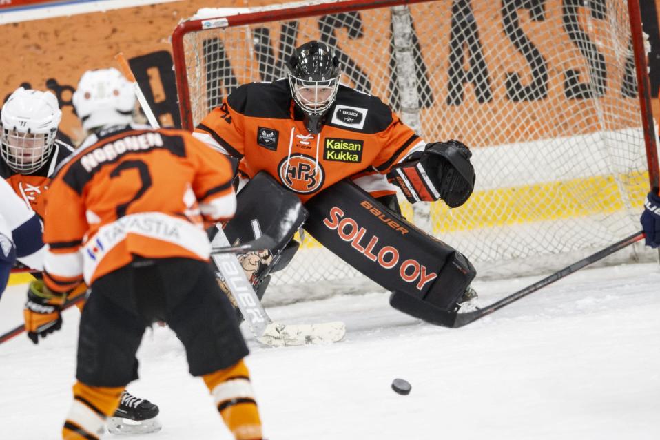 Noora Räty HPK:n vermeissä valmiina torjumaan edessä olevaa kiekkoa.