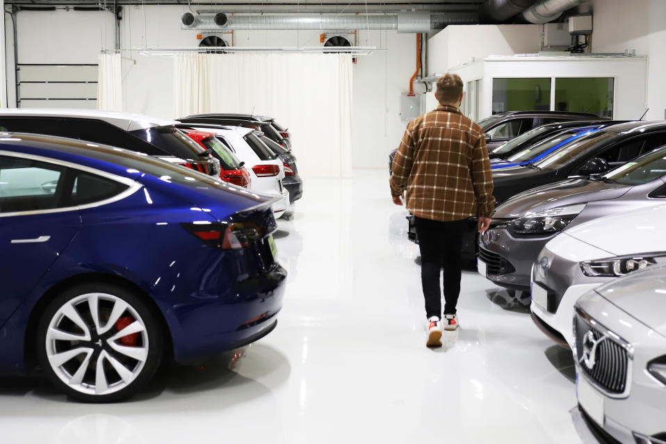 Merkonomiksi valmistunut Sisu Häkälä Kamux -vaihtoautoliikkeessä Kotkassa.