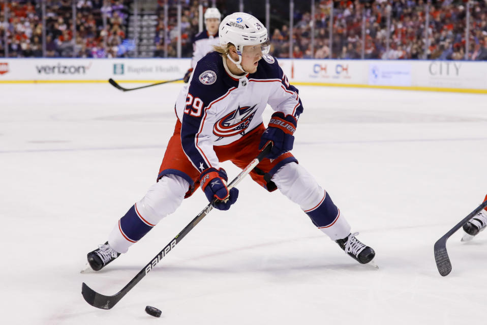 Patrik Laine spelar ishockey.