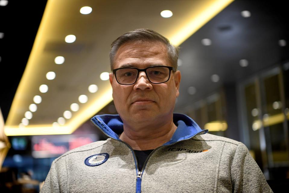 Olympiakomitean Mika Lehtimäki katsoo kameraan.