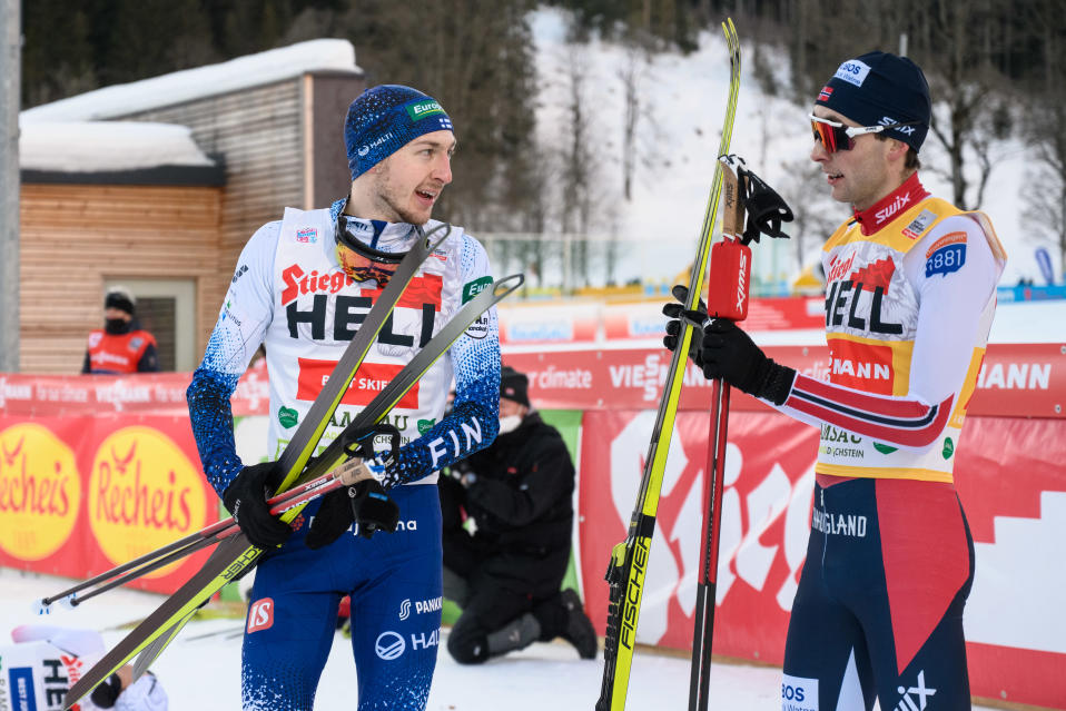Ilkka Herola juttelee Jarl Magnus Riiberin kanssa.