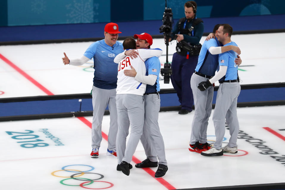 USAn curling-joukkue juhlii Pyeongchangissa 2018.