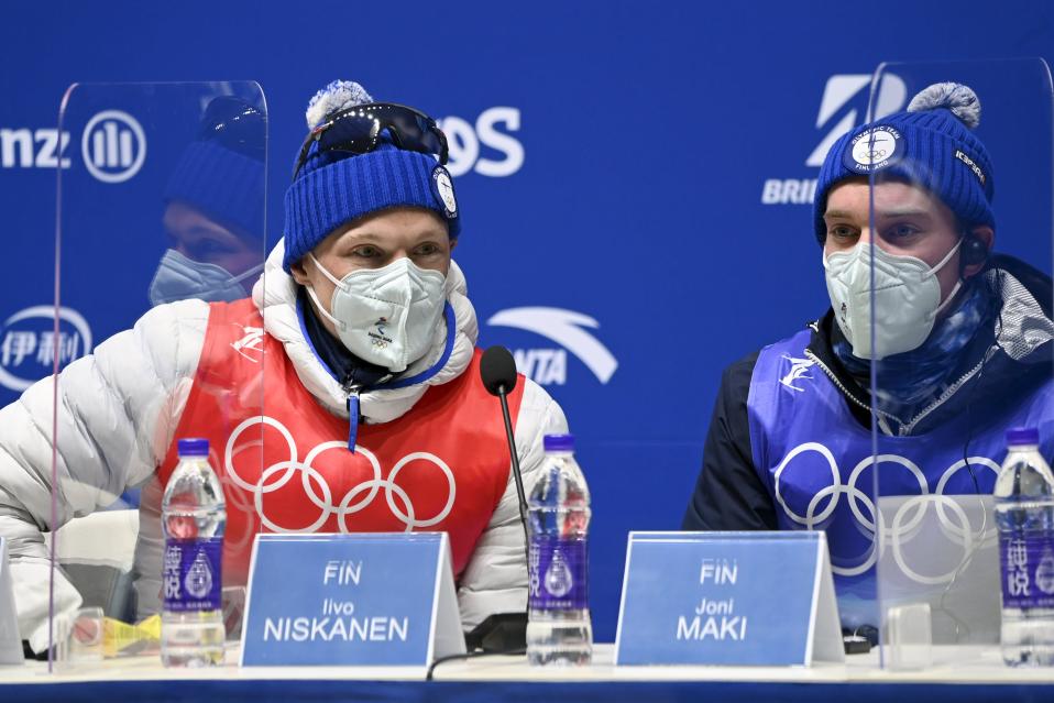 Iivo Niskanen ja Joni Mäki mitalistien kansainvälisessä mediatilaisuudessa.