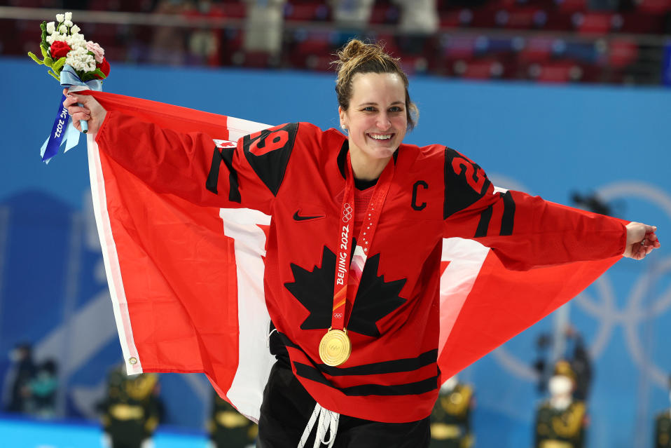 Kanadan kapteeni Marie-Philip Poulin juhlii olympiavoittoa Pekingissä.