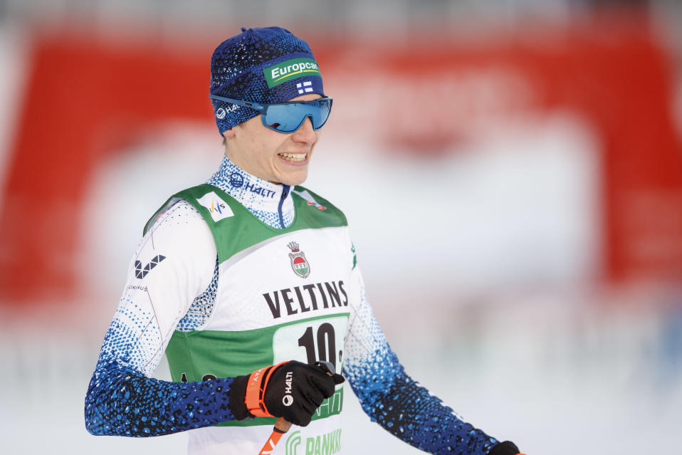 Eero Hirvonen Lahdessa yhdistetyn parisprintin hiihto-osuudella 26.2.2022.