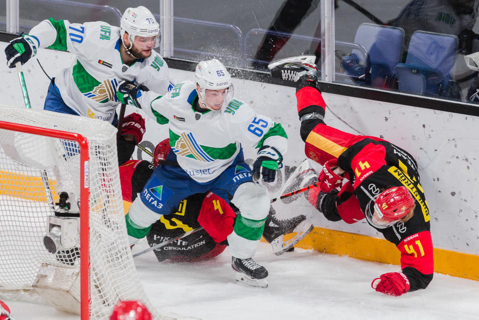 Salavat Julajev Ufan Teemu Hartikainen ja Sakari Manninen sekä Jokerien Antti Pihlström KHL-ottelussa.