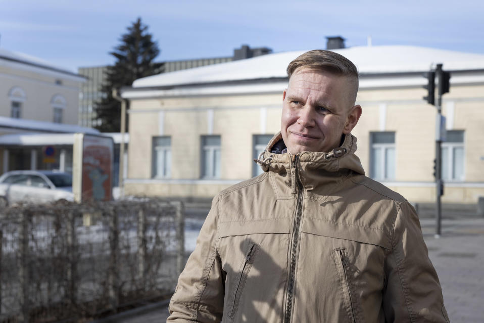 Tutkija, sotatieteiden tohtori Jarkko Kosonen seisoo Mikkelin keskustassa. Hänen takanaan on Aluehallintoviraston rakennuksia.