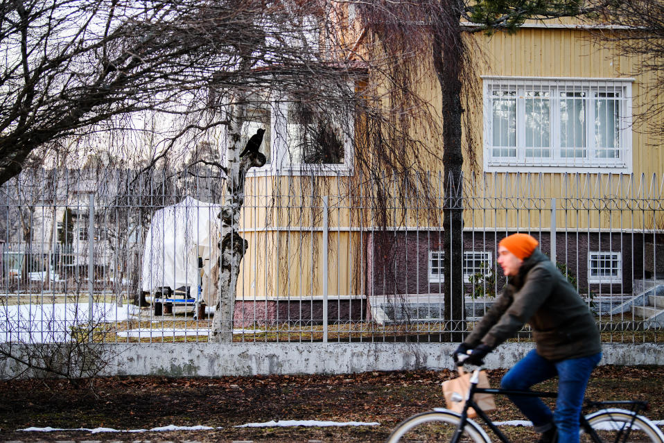 Konsulaatin edustalla liikkui musta kissa.