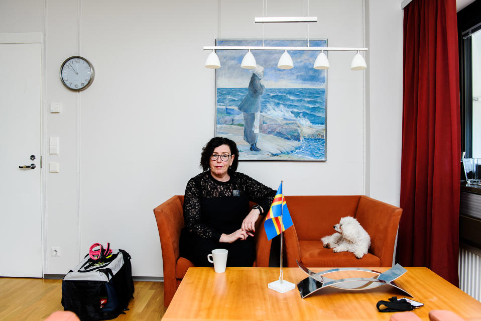 Maakuntaneuvos Veronica Thörnroos kuvattiin työhuoneessaan koiransa Lunan kanssa.