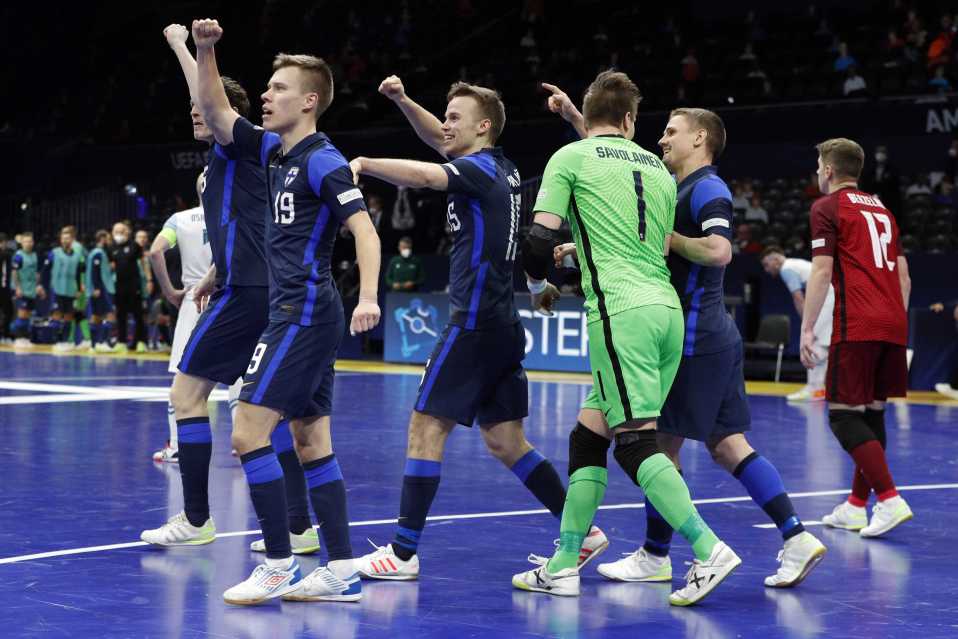 Suomen futsalmaajoukkue juhlii voittoa Sloveniasta EM-kisoissa 28.1.2022.