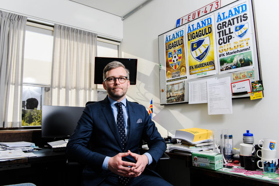 Kansanedustaja Mats Löfström kuvattiin eduskunnassa 18. maaliskuuta 2022.