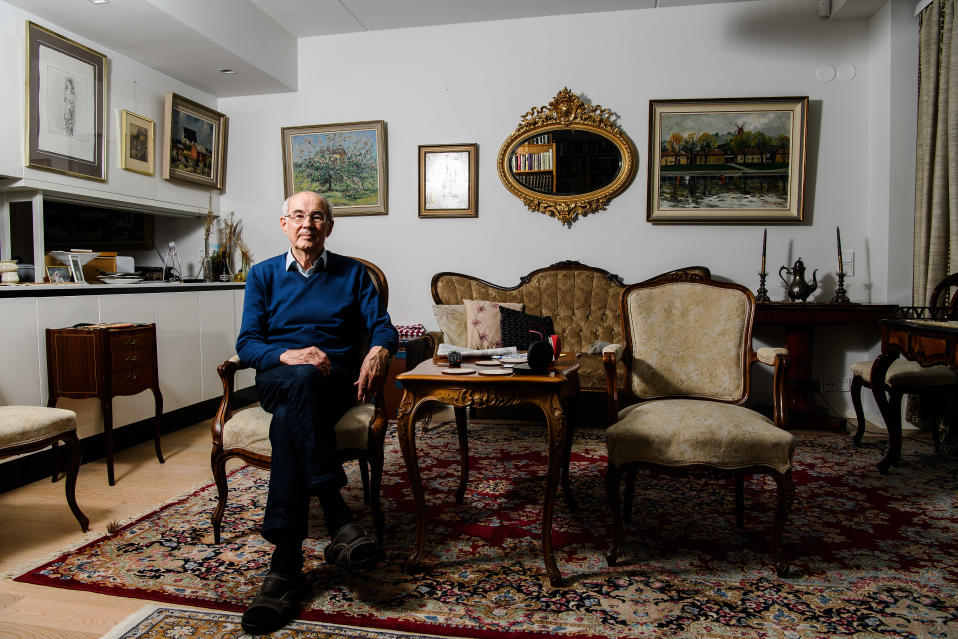 Valtiotieteen tohtori Jukka Tarkka valokuvattiin kotonaan Espoossa 18. maaliskuuta.