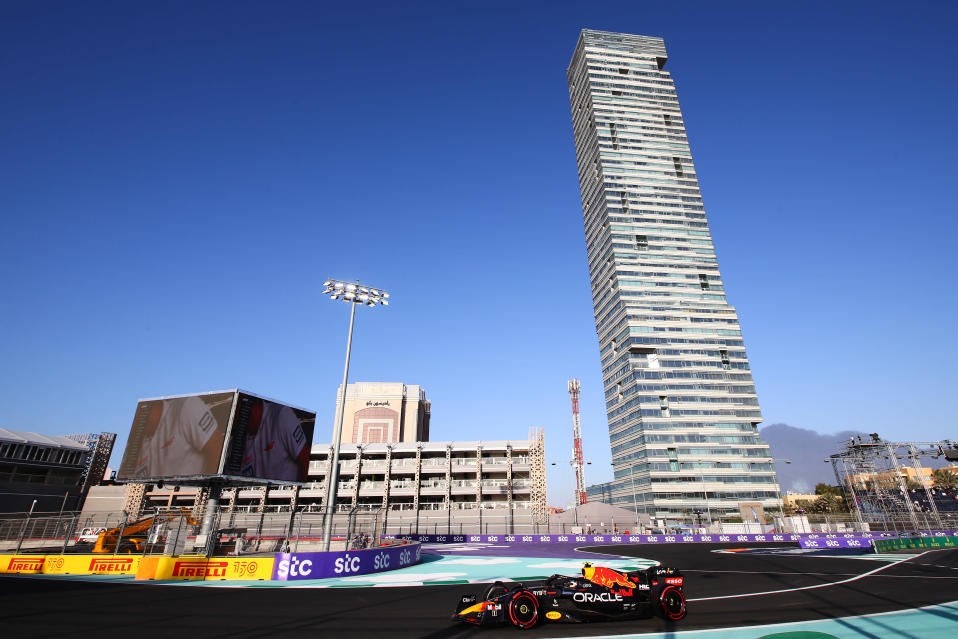 Sergio Perez ajaa formula-autoa.