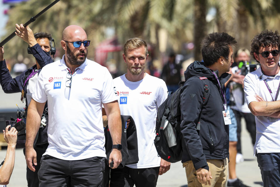 F1-kuski Kevin Magnussenin (kesk.) paluu Haasille on ollut menestyksekäs.