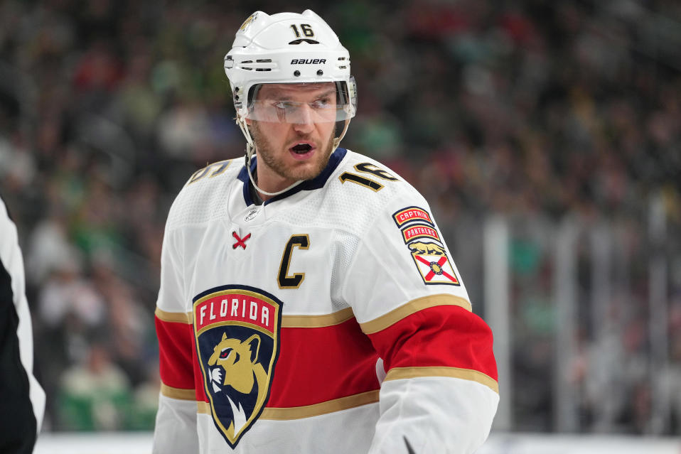 Närbild på Aleksander Barkov på isen.