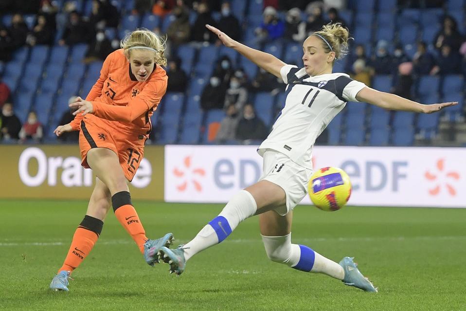 Hollannin Katja Snoeijs laukoo pallon maaliin ottelussa Suomea vastaan, Nora Heroum yrittää blokata.