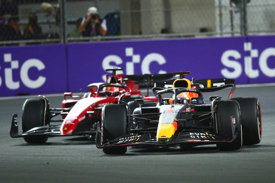 Red Bullin Max Verstappen ja Ferrarin Charles Leclerc ajavat tasaisesti kilpaa.