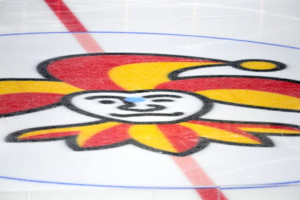Jokerits logo målad under isen i Helsingforsarenan.