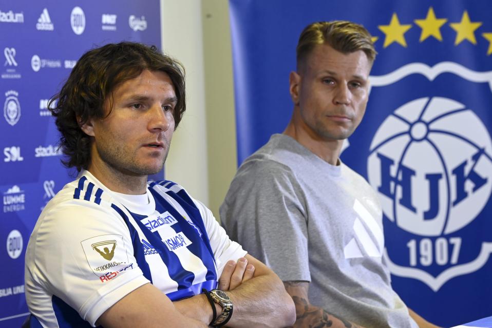 HJK:n Perparim Hetemaj (vas.) ja päävalmentaja Toni Koskela tiedotustilaisuudessa Helsingissä 21. huhtikuuta 2022. HJK:n oma kasvatti Perparim Hetemaj palaa joukkueeseen 16 vuoden jälkeen.