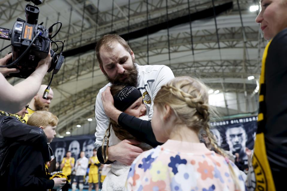 Olli-Pekka Ojansivu halaa tytärtään viimeisen ottelun jälkeen.