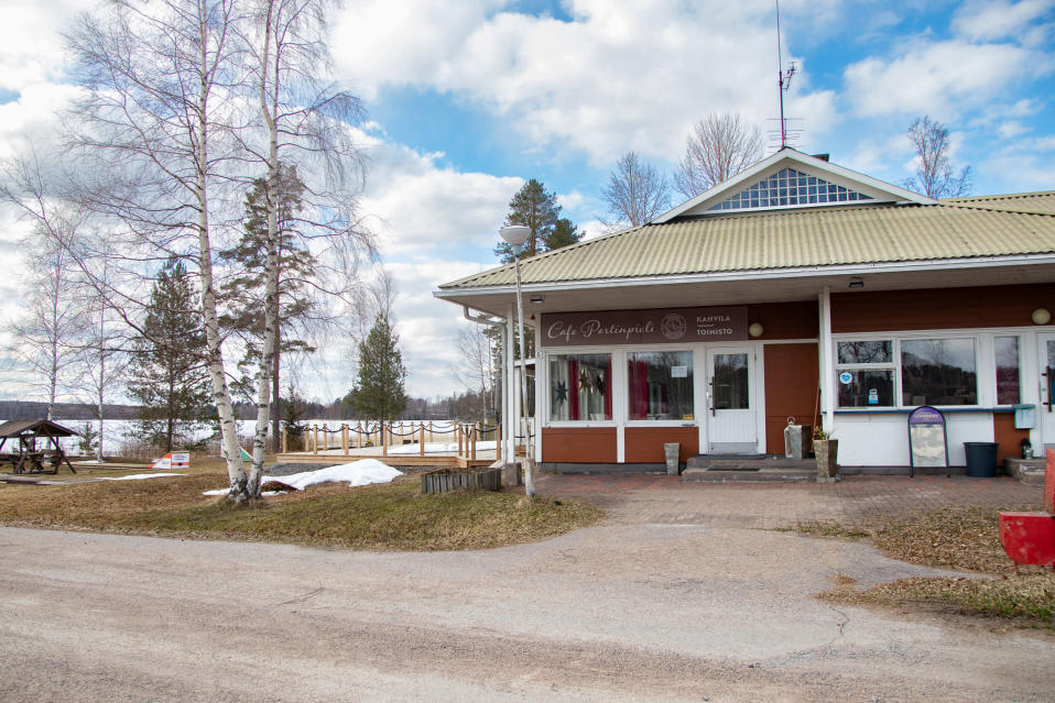 Ruoveden Haapasaaren leirintäalueen kahvila terasseineen huhtikuussa 2022.