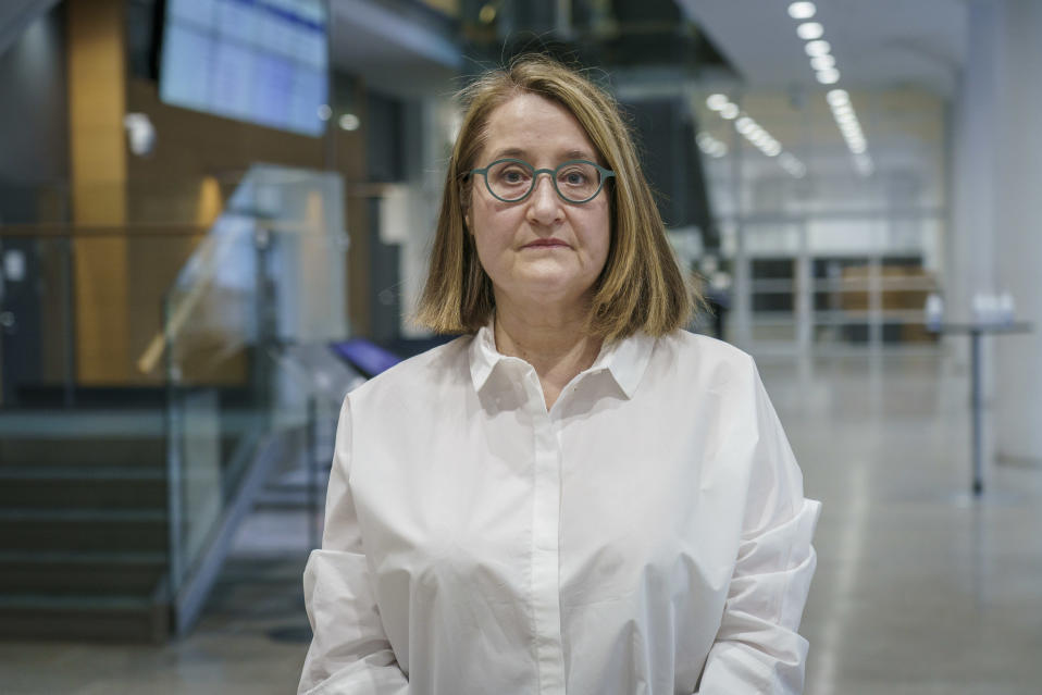 Käräjäoikeuden tuomari Minna Hällström henkilökuvassa.