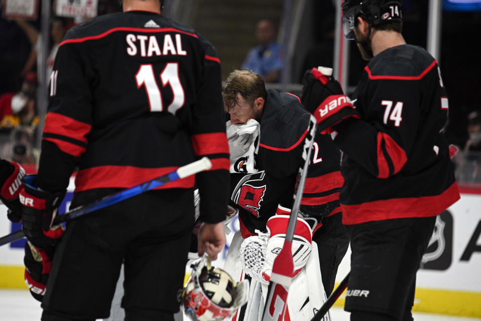 Antti Raanta poistuu kaukalosta saatuaan iskun päähänsä Carolinan ja Bostonin pudotuspeliottelussa 5.5.2022.