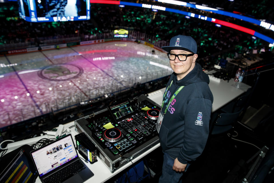 DJ Juissi eli Juha Koivunen soittamassa musiikkia jääkiekon MM-kisoissa Tampereella 2022.