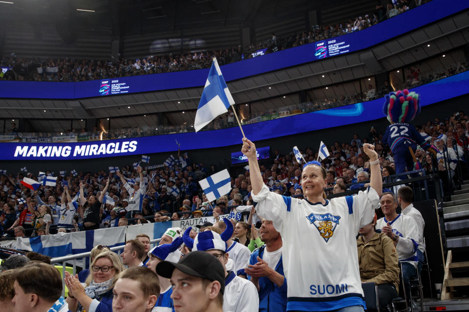 Suomalaisia lätkäfaneja katsomossa jääkiekon MM-kisoissa 2022.