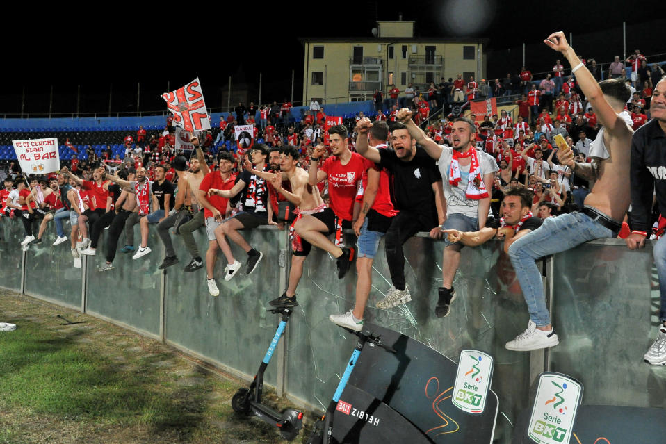 Monzan fanit juhlivat Pisassa nousua Serie A:han.