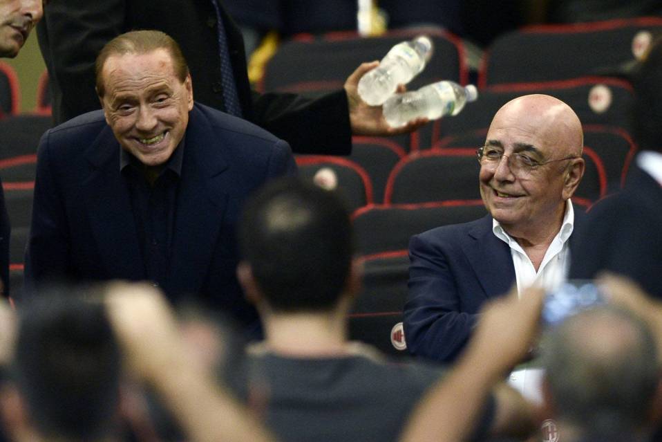 Silvio Berlusconi ja Adriano Galliani toimivat Monzan jalkapallojoukkueen taustahahmoina.