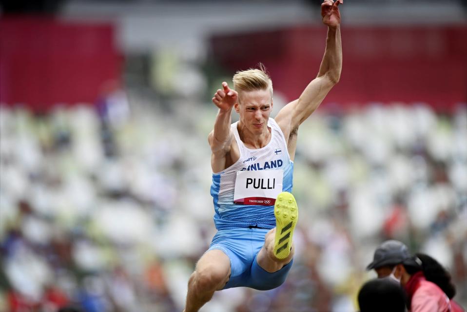 Kristian Pulli hyppää pituutta Tokion olympialaisissa.