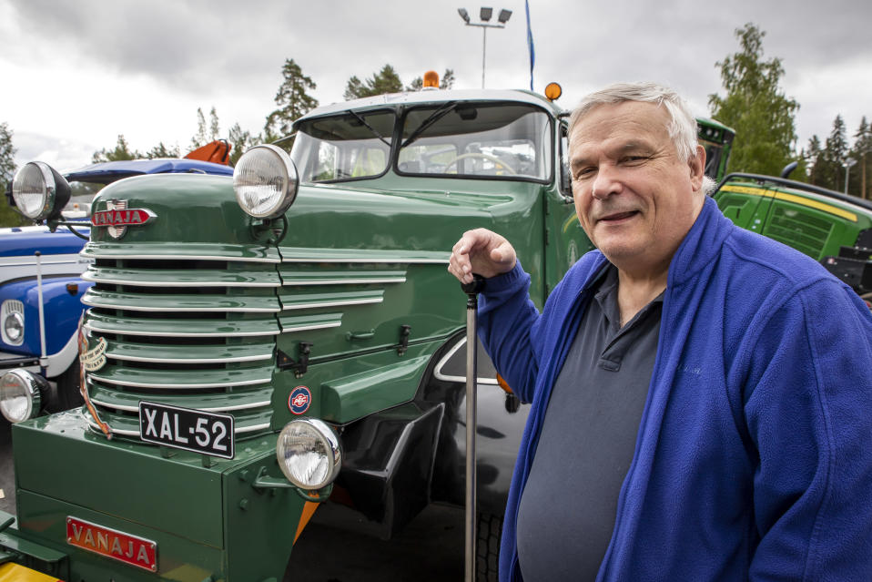 Antero Kulju Vanaja-kuorma-auton vierellä.