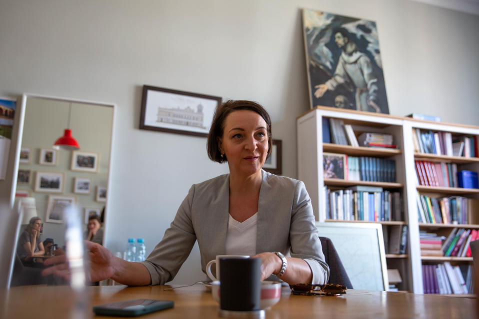 Johtaja Magdalena Gawin Pilecki-insituutin toimistossa Varsovassa.