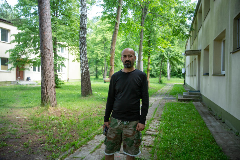 Ukrainassa toiminut vierastaistelija kuvattuna pakolaiskeskuksen edessä.