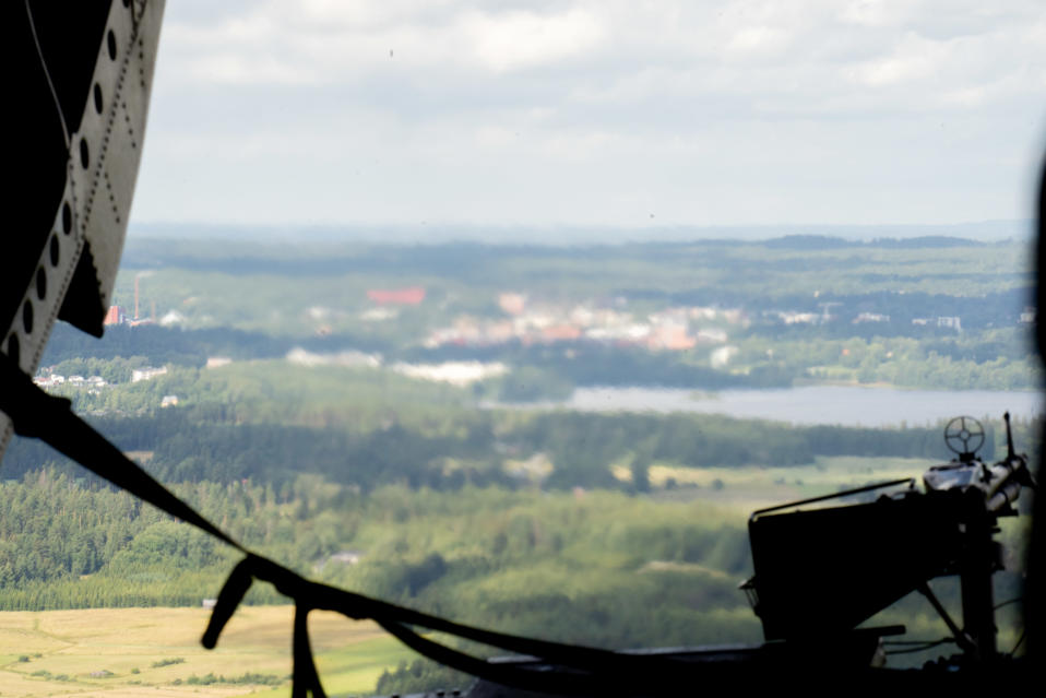 Brittien Chinook-kuljetushelikopteri Pirkkalassa.