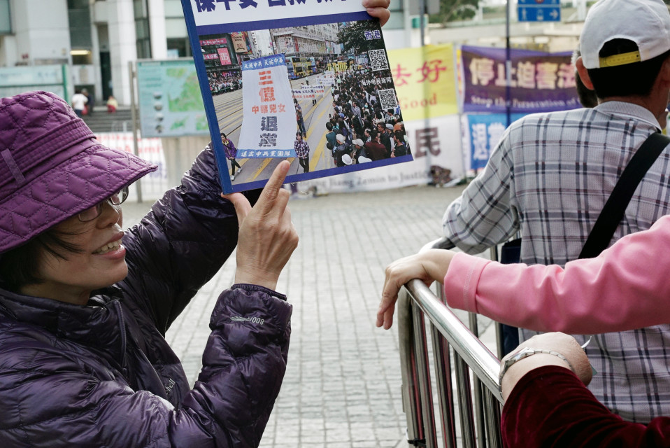 Liao Limei kehottaa turisteja eroamaan Kiinan kommunistisesta puolueesta.